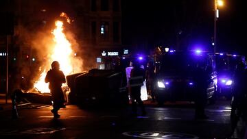 GRAF8990. BARCELONA, 16/02/2021.- Agentes antidisturbios act&uacute;an tras una concentraci&oacute;n en apoyo a Pablo Has&eacute;l, el rapero condenado a 9 meses de prisi&oacute;n por enaltecimiento del terrorismo e injurias a la corona, este martes en Ba