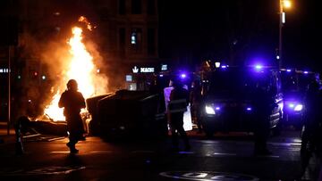 GRAF8990. BARCELONA, 16/02/2021.- Agentes antidisturbios actúan tras una concentración en apoyo a Pablo Hasél, el rapero condenado a 9 meses de prisión por enaltecimiento del terrorismo e injurias a la corona, este martes en Barcelona. EFE/Toni Albir