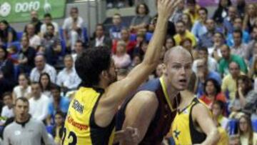 Maciej Lampe (d) con el balón ante el alero del Iberostar Tenerife Javier Beiran (i).