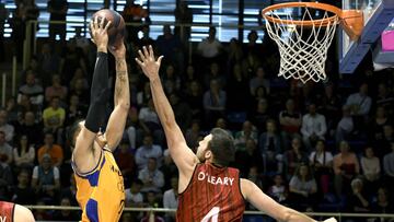 GRAF1501. FUENLABRADA (MADRID), 14/04/2019.- El base serbio de Herbalife Gran Canaria Nikola Radicevic (i) entra a canasta defendido por el estadounidense Ian O'Leary, del Fuenlabrada, durante el partido de Liga ACB que Montakit Fuenlabrada y Herbalife Gran Canaria juegan esta tarde en el pabellón Fernando Martín, en Fuenlabrada. EFE/Víctor Lerena