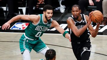 Brooklyn (United States), 23/04/2022.- Brooklyn Nets forward Kevin Durant (R) looks to pass around the defending Boston Celtics forward Jayson Tatum (L) in the second half of the NBA Eastern Conference first round playoff game three between the Brooklyn Nets and Boston Celtics at the Barclays Center in Brooklyn, New York, USA, 23 April 2022. (Baloncesto, Estados Unidos, Nueva York) EFE/EPA/JASON SZENES SHUTTERSTOCK OUT
