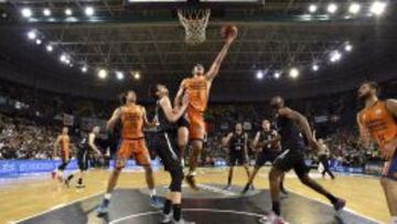 Van Rossom entra a canasta ante los pívots del Bilbao