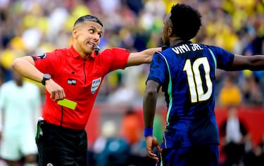 Vinicius se multiplica por tres