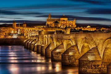 La ciudad andaluza fue fundada en el año 171 a.C. por el general romano Marco Claudio Marcelo con el nombre de 'Corduba'. En un principio fue un asentamiento militar pero acabó siendo el origen de la ciudad. 

 