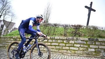 El ciclista belga Tim Declercq reconoce el Kapelmuur antes de la Omloop Het Nieuwsblad 2023.