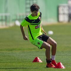 Gonzalo Villar se une al grupo y la enfermería del Elche se vacía