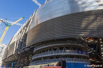 Las obras de remodelación del estadio del Real Madrid siguen a buen ritmo y encaran la recta final para su estreno la próxima temporada. 