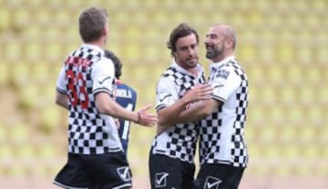 Estadio Luis II de Mònaco entre pilotos y otros deportistas. Fernando Alonso es felicitado por Ivan Capelli tras marcar un gol.