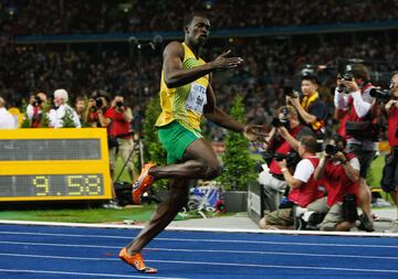 9.58 segundos. Una marca para la historia. Bolt pulverizó su mejor marca personal conseguida en los Juegos de Pekín y estableció un tiempo inalcanzable para cualquier atleta hasta la fecha. En este Mundial de Berlin volvió a repetir los tres oros de sus c