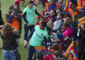 El Barcelona se entrenó arropado por una multitud de aficionados que acudió al entrenamiento en una jornada de puertas abiertas. Messi y Neymar.