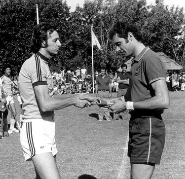 El hockey español y la ciudad de Terrassa se vistieron de luto el 12 de mayo, cuando se levantaron con la triste noticia del fallecimiento, a los 75 años de edad, de Joan Amat i Fontanals, uno de los integrantes de la saga de los Amat que tantas medallas y gloria le ha dado al olimpismo. Joan, el pequeño de cuatro hermanos jugadores, todos ellos hijos del fundador del Club Egara, actuaba de líbero. Disputó 144 partidos con la Selección de España y participó en cuatro Juegos Olímpicos, de México 1968 a Moscú 1980, justamente cuando consiguió su mayor éxito deportivo: la plata olímpica, el segundo metal del hockey español después del obtenido en Roma 1960.