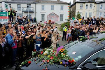 Cientos de personas de todas las edades han despedido a la cantante irlandesa en la localidad costera de Bray, al sur de Dublín. 