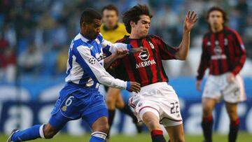 Mauro Silva y Kaká disputan el balón en la remontada del Deportivo La Coruña contra el Milán (4-0) en la Champions League de 2004.