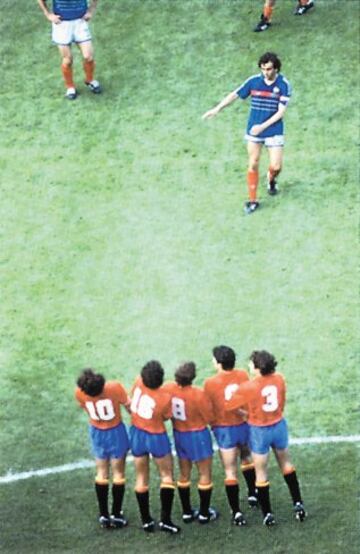 El sueño de España acabó en la final contra Francia. Arconada, que fue durante toda la Eurocopa el mejor de la Selección, falló en el primer gol de los franceses.
Platini anotó de falta el 1-0.
