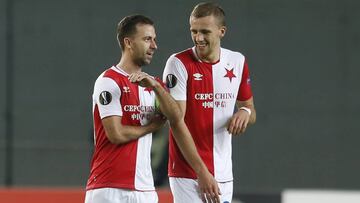 NET94. NETANYA (ISRAEL), 23/11/2017.- El jugador Josef Husbauer (i) de Slavia Prague celebra la anotaci&oacute;n de un gol hoy, jueves 23 de noviembre de 2017, durante un partido entre Maccabi Tel-Aviv y Slavia Prague del grupo A de la Liga Europa, que se disputa en Netanya (Israel). EFE/ATEF SAFADI