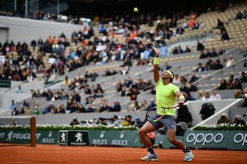 El viento fue uno de los mayores protagonistas en el arranque del partido. 