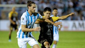 Diego Wayar (R) of Bolivia's The Strongest disputes the ball with Lucas Melano of Argengtina's Atletico Tucuman during a Copa Libertadores football match at Jose Fierro Stadium in Tucuman, Argentina, on February 12, 2020. (Photo by Walter Monter