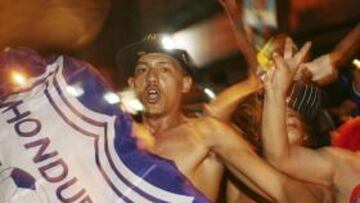 <b>¿Quién dijo crisis?</b> El Gobierno de Honduras dará horas libres a sus más de 110.000 empleados para que puedan ver los partidos de su selección en el Mundial de Sudáfrica.