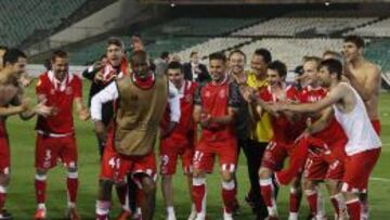 La plantilla sevillista celebró el pase por todo lo alto.