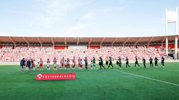 Los jugadores del Almería y Real Madrid se saludan en el centro del terreno de juego momentos antes de comenzar el partido.