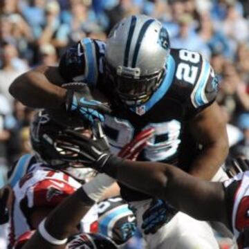 Vuelo sin motor de un Jonathan Stewart que también terminó el partido tocado.