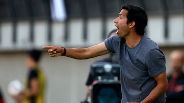 Futbol, Union La Calera vs Universidad Catolica.
Fecha 30, campeonato Nacional 2023.
El entrenador de Universidad Catolica Nicolas Nunez es fotografiado durante el partido de primera division contra Union La Calera disputado en el estadio Nicolas Chahuan de La Calera, Chile.
09/12/2023
Andres Pina/Photosport
Football, Union La Calera vs Universidad Catolica.
30th turn, 2023 National Championship.
Universidad Catolica’s head coach Nicolas Nunez is pictured during the first division match against Union La Calera at the Nicolas Chahuan stadium in La Calera, Chile.
09/12/2023
Andres Pina/Photosport