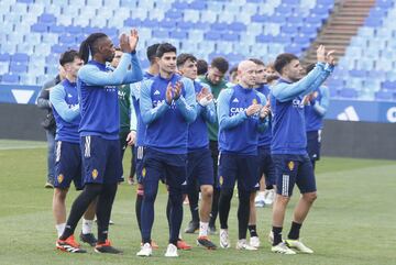 Los jugadores del Zaragoza aplauden a la afición.