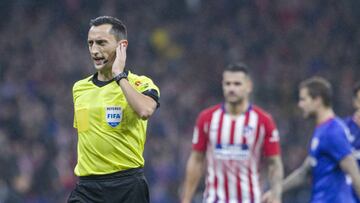 S&aacute;nchez Mart&iacute;nez recibiendo instrucciones del VAR.