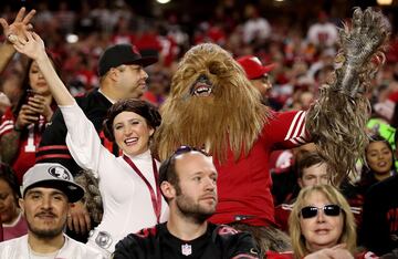 Dos seguidores disfrazados como los personajes de Star Wars, la Princesa Leia y Chewbacca por Halloween durante el partido entre San Francisco 49ers y Arizona Cardinals.