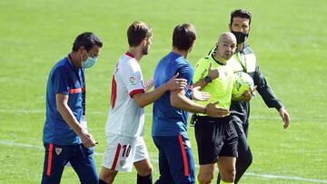 Lopetegui habla con el árbitro.