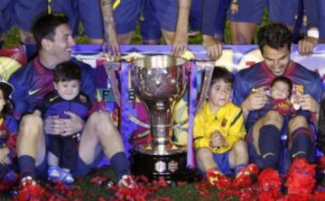 Messi y Cesc con sus pequeños.