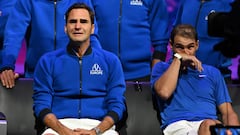 El suizo Roger Federer se emociona después de jugar su último partido junto al español Rafa Nadal, también afectado, en la Copa Laver 2022 en Londres. 