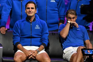 El suizo Roger Federer se emociona después de jugar su último partido junto al español Rafa Nadal, también afectado, en la Copa Laver 2022 en Londres. 