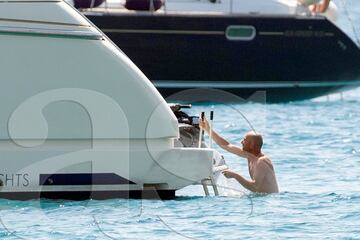 Zidane: Real Madrid coach and his family enjoy the sun in Ibiza