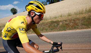 Giulio Ciccone con el maillot amarillo. 