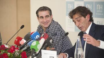 Jordi Cases, sonriente junto a su abogado Felipe Izquierdo.