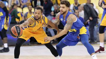 GRAF361. LAS PALMAS DE GRAN CANARIA, 16/11/2018.- El base estadounidense del Herbalife Gran Canaria Clevin Hannah (i), y el base estadounidense del Maccabi de Tel Aviv Scottie Wilbekin (d), durante el partido de Euroliga que ambos equipos disputaron hoy en el Gran Canaria Arena, en Las Palmas de Gran Canaria. EFE/Elvira Urquijo A.