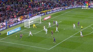 El desastroso intento de rabona de Suárez ya es un hit en la red