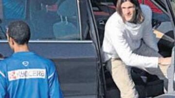 <b>DESCARTADO. </b>Leo llega con el médico tras realizarse las pruebas en la clínica. No jugará mañana.