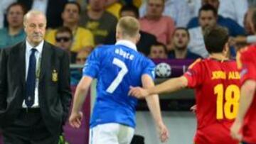 <b>ADMIRACIÓN. </b>Del Bosque observa una acción de la final de la Eurocopa entre España e Italia.