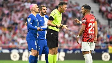 Players argue with Spanish referee Juan Luis Pulido Santana (C) during the Spanish league football match between Club Atletico de Madrid and RCD Mallorca at the Wanda Metropolitano stadium in Madrid on April 26, 2023. (Photo by JAVIER SORIANO / AFP)