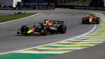 Max Verstappen, perseguido por Lando Norris durante la carrera del GP de Brasil de F1 en Interlagos.