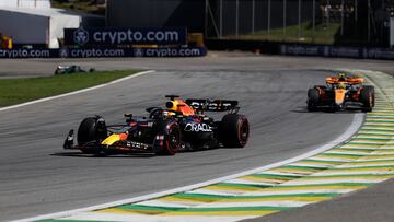 Max Verstappen, perseguido por Lando Norris durante la carrera del GP de Brasil de F1 en Interlagos.