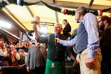 La fiesta no empieza sin el alcalde: El festival comienza oficialmente cuando el alcalde abre el primer barril al grito de “¡O’zapft is!" (ya está abierto, en referencia al barril de cerveza). En la imagen, el alcalde de Múnich, Dieter Reiter.