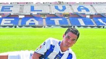 <b>MUY FELIZ. </b>Carlos Peña vistió ayer por primera vez la elástica albiazul y confía en el proyecto del Recre para lograr el ascenso a Primera.
