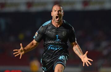 Con los Gallos Blancos vivió su último gran momento de su carrera. Con el equipo, marcó 33 goles en 88 partidos, fue campeón de goleo y obtuvo un título de Copa MX.