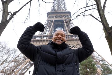 Ray Zapata, frente a la Torre Eiffel. 