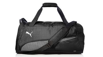 Esta bolsa deportiva tiene un tamaño medio y es ideal para guardar todo tipo de ropa deportiva.
