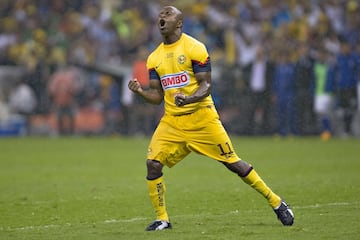 La muerte de 'Chucho', a sus 27 años de edad, conmocionó al fútbol mexicano y al mundo. Figura y campeón con el América, con quien anotó 51 goles en tres años y alcanzó el dramático título del Apertura 2013, sufrió un paro cardiaco en Catar, donde se entrenaba para debutar con su nuevo equipo, El Jaish. La autopista reveló que Benítez sufría un mal congénito en el corazón que nunca había sido detectado por los servicios médicos de los equipos donde jugó.
