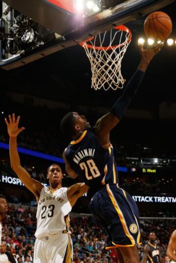 New Orleans Pelicans-Indiana Pacers. Ian Mahinmi intenta anotar ante Anthony Davis.